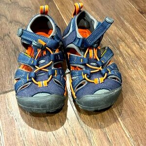 Kids Keens Sz 10 EUC